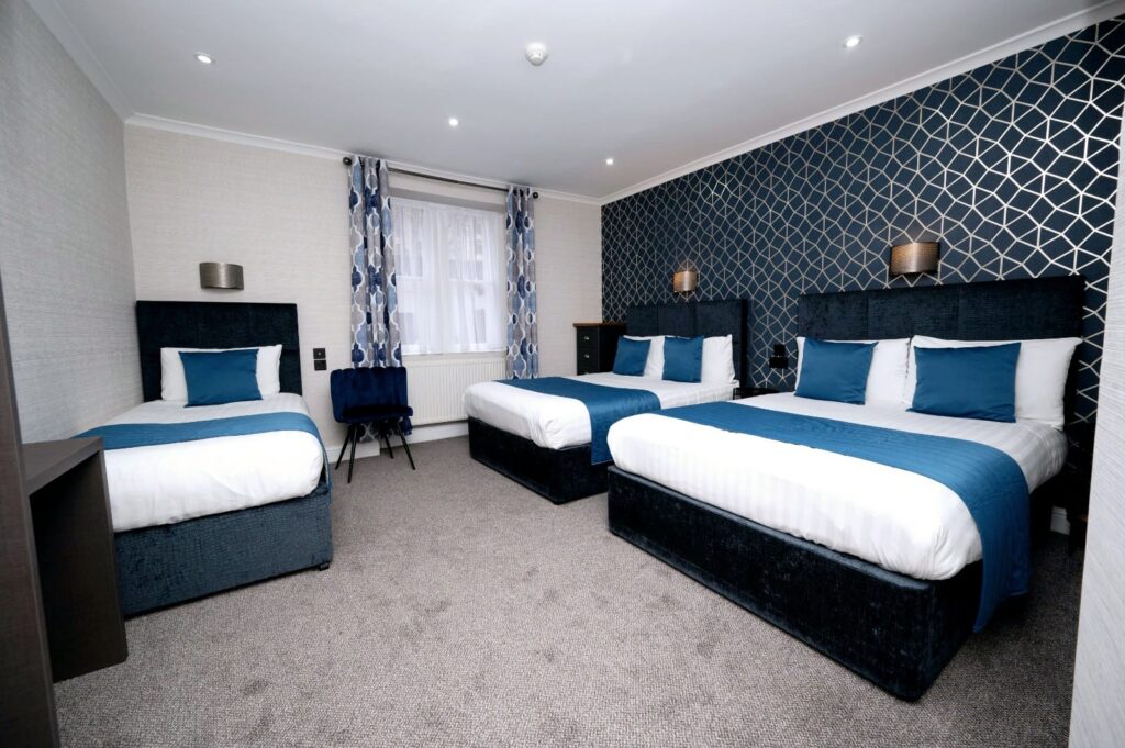 mentone-hotel-rooms-family-room-en-suite